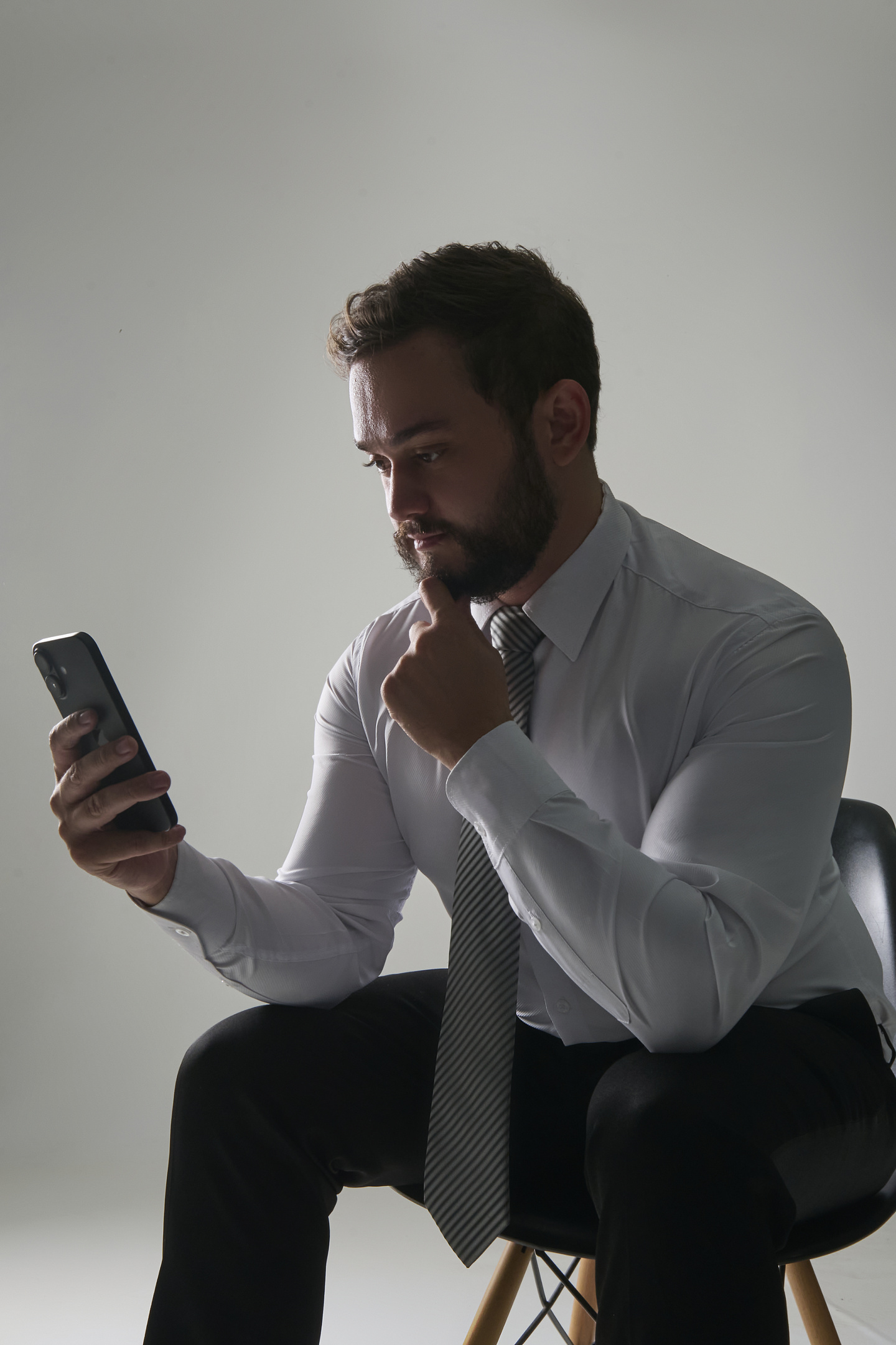 Dr. Matheus Felipe acompanhando uma conversa pelo celular